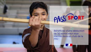 Un enfant avec un bâton court à la main avec une information sur le Pass'Sport