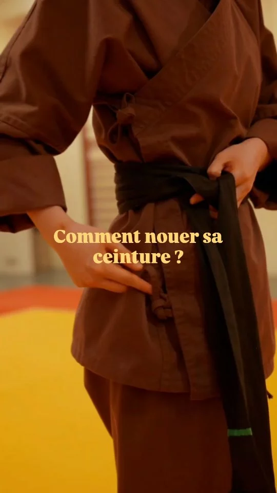 Comment attacher sa ceinture quand on a enfin réussi à enfiler son Bo Vo Phuc correctement ?

Ce petit tuto est assez simple à suivre donc faites-vous plaisir en le visionnant.

Petit détail détaillé, le nœud se fait d’un côté différent selon son genre. Copiez allègrement sur vos partenaires d’entraînements ou demandez leur de vous montrer comment faire. Le plus important c’est que ça tienne pendant tout l’exercice.

Si ça vous dit on peut faire d’autres tutos

#vanvodao #artsmartiaux #vothuat #artsmartiauxvietnamiens #vophuc #ceinture